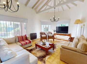 Casa · 200m² · 5 Ambientes · 1 Cochera · Venta Casa 5 Ambientes en Lobos