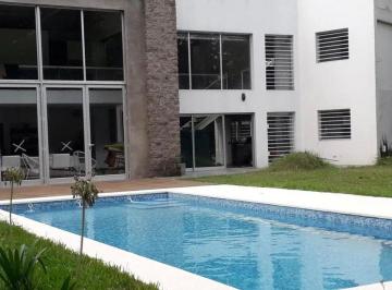 Casa · 250m² · 3 Ambientes · 3 Cocheras · Alquiler Moderna Casa C/ Pileta Loma Verde