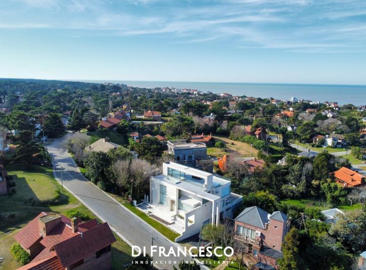 Casa · 700m² · 10 Ambientes · 2 Cocheras