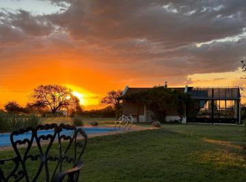 Casa · 300m² · 4 Ambientes · 3 Cocheras · Casa de Campo de Lujo Sobre Gran Terreno
