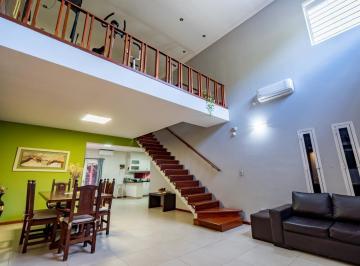 Casa · 267m² · 8 Ambientes · 1 Cochera · Venta - Casa de 4 Dorm., Pileta y Galpón - Urquiza, Rosario