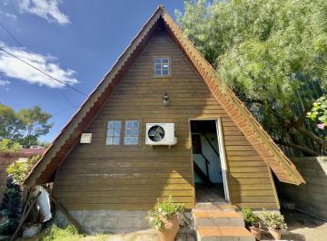 Casa · 79m² · 5 Ambientes · Casa en Venta de 3 Dorm. y Barbacoa en Colonia Estilo Cabaña