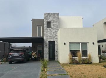 Casa · 106m² · 3 Dormitorios · 2 Cocheras · Casa en Venta en Barrio El Aljibe, Pilar, Gba Norte
