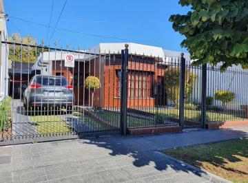 Frente de la propiedad · Venta de Casa con Garaje Cubierto, Patio, Terraza y Quincho en Berazategui Centro