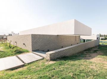 Casa · 356m² · 4 Dormitorios · 3 Cocheras · Casa - 4 Dorm - La Cascada Country Golf