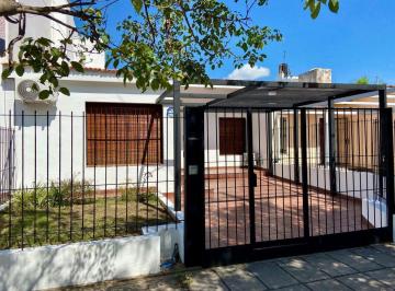 Casa · 205m² · 4 Ambientes · 1 Cochera · Venta Casa 3 Dormi + Local Doble Altura / Depto