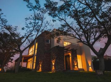 Casa · 339m² · 5 Ambientes · 3 Cocheras · Hermosa Casa en Nordelta