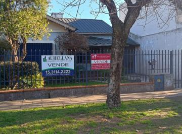 Casa de 3 ambientes, Hurlingham · Casa de 4 Ambientes en Venta + Depto de 2 Amb - Apta Credito