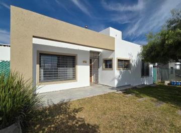 Casa · 150m² · 4 Ambientes · 2 Cocheras · Excelente Casa en Venta 3 Hab 3 Baños Pileta Quincho