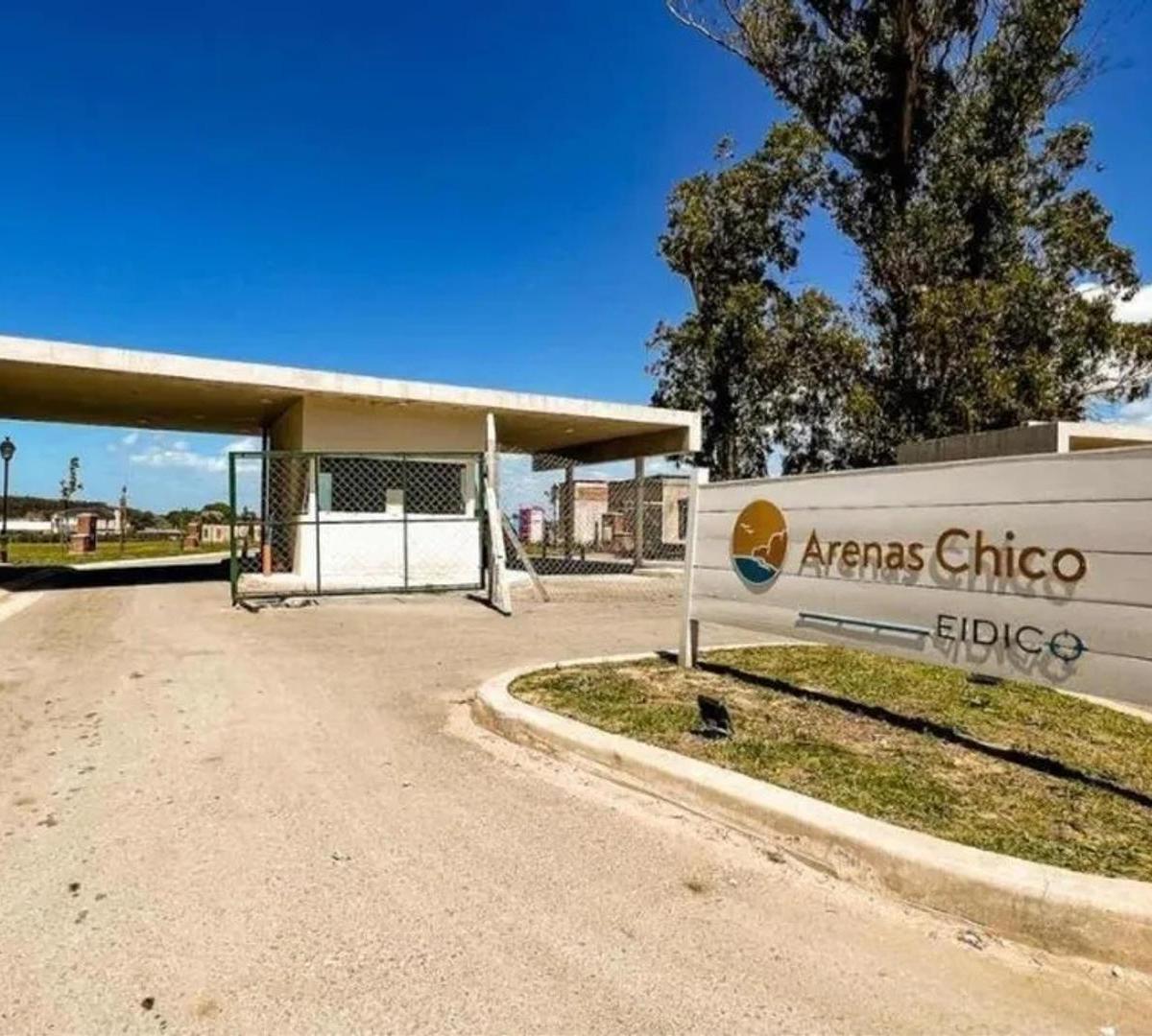 Lote en barrio Arenas Chico, 670m² con servicios