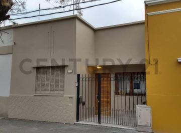 Casa · 60m² · 2 Dormitorios · Casa de 2 Dorm. con Patio en Alquiler en La Plata