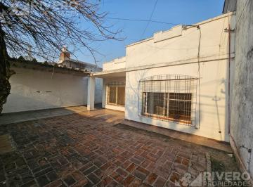 Casa · 160m² · 3 Ambientes · 3 Cocheras · Casa en Venta en Moron Sur - 3 Ambientes con Patio y Cochera