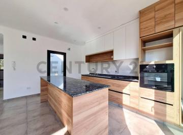 Casa · 94m² · 3 Ambientes · 1 Cochera · Casa en Venta a Estrenar en Barrio Cerrado
