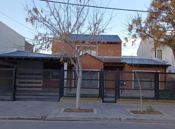 Casa · 271m² · 2 Dormitorios · 1 Cochera · Casa en Cipolletti