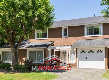 Casa · 240m² · 4 Ambientes · 2 Cocheras · Casa en Venta con 4 Ambientes, en Banco Provincia