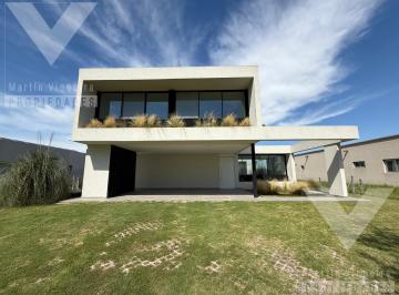 Casa · 261m² · 5 Ambientes · 3 Cocheras · Casa a Estrenar de 5 Ambientes. Piscina con Vista Al Lago. Oportunidad.