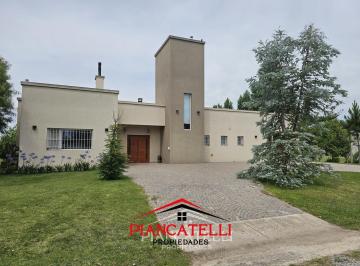 Casa · 160m² · 4 Ambientes · 2 Cocheras · Venta y Alquiler de Casa 4 Ambientes en Comarcas de Lujan Barrio Santa Ines