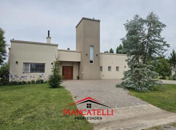 Casa · 160m² · 4 Ambientes · 2 Cocheras · Venta y Alquiler de Casa, en Comarcas de Lujan Barrio Santa Ines, 4 Ambientes