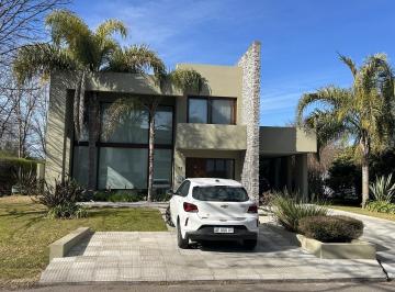 Casa · 319m² · 5 Ambientes · 2 Cocheras · Casa en Venta en Club de Campo Abril