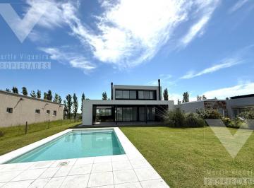 Casa · 261m² · 5 Ambientes · 3 Cocheras · Casa en Chacras de La Reserva. 5 Ambientes a Estrenar. Vista Al Lago