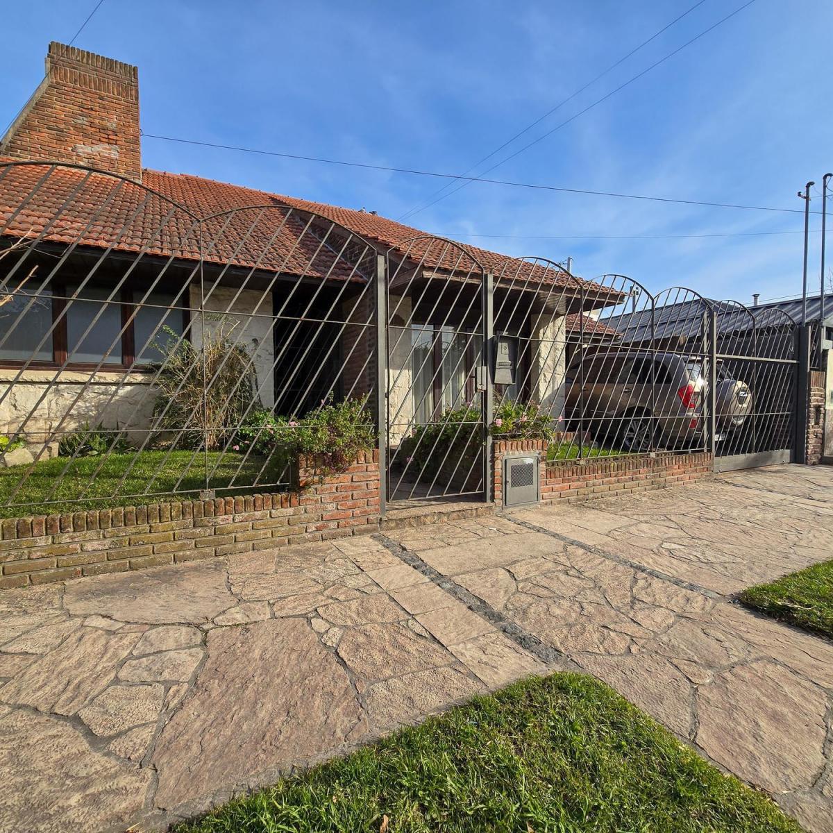 Chalet cinco ambientes con garage para tres vehiculos con quincho y patio