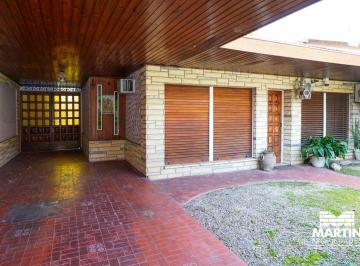 Casa · 200m² · 4 Ambientes · Chalet de 4 Ambientes a Reciclar en Venta en Martinez con Gran Jardín