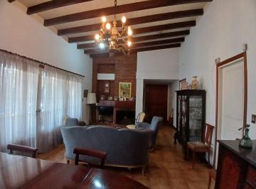 Casa · 209m² · 6 Ambientes · 1 Cochera · Casa en Venta Planta Baja 4 Dorm.