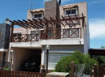 Casa · 120m² · 4 Ambientes · 1 Cochera · Duplex 4 Ambientes, Barrio Acantilados