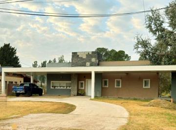 Casa de 5 ambientes, Presidente Perón · Moderna Casa Sobre Hermoso Lote
