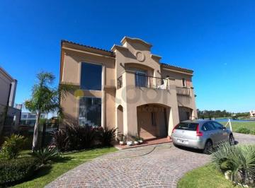 Casa · 347m² · 3 Dormitorios · Casa Sobre Laguna