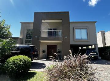 Casa · 460m² · 4 Ambientes · 1 Cochera · Propiedad en 2 Plantas con Vista Al Lago en Fincas de Iraola