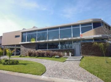 Casa · 271m² · 5 Dormitorios · Propiedad de Moderno Diseño con Excepcional Vista Al Lago y Piscina!