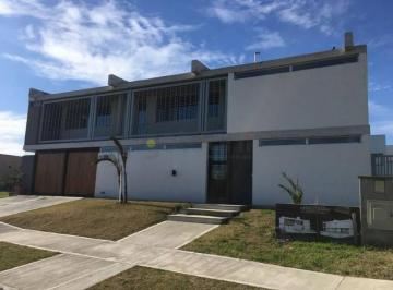 Casa · 300m² · 3 Dormitorios · 2 Cocheras · Casa Sobre Lote Externo en Nuevo Quilmes
