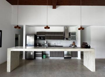 Casa · 180m² · 5 Ambientes · Casa en Campos de Roca II