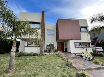 Casa · 270m² · 5 Ambientes · Hermosa Casa con Piscina Sobre Lote Interno