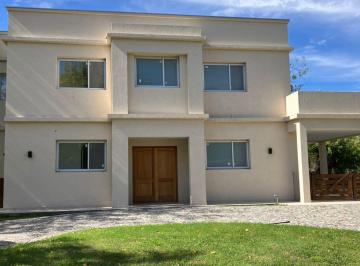 Casa · 723m² · 4 Ambientes · 1 Cochera · Propiedad a Estrenar con Piscina en Fincas de Hudson