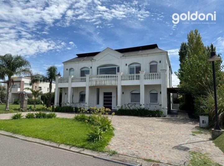 Casa · 320m² · 5 Dormitorios · 2 Cocheras