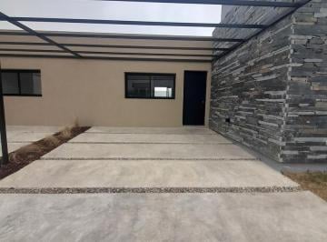 Casa · 80m² · 5 Ambientes · 2 Cocheras · Duplex en Alquiler de 2 Dorm. en Quebradas de Manantiales