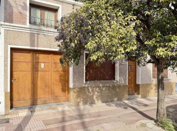 Casa · 180m² · 5 Ambientes · 1 Cochera · Casa Cêntrica en Cañuelas, en Calle San Martin, Entre Brandsen y Moreno.