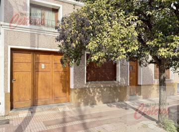 Casa · 180m² · 5 Ambientes · 1 Cochera · Casa Cêntrica en Cañuelas, en Calle San Martin, Entre Brandsen y Moreno.