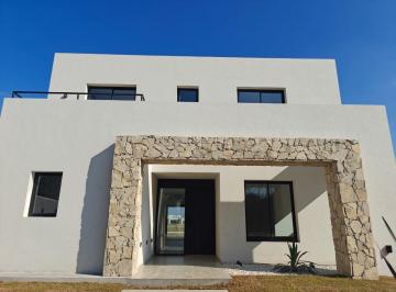 Casa · 181m² · 5 Ambientes · Casa con Pileta en San Pablo