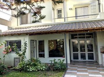 Terreno · 288m² · 8 Ambientes · 2 Cocheras · Imperdible Casa con Gran Jardin! Lote Gigante de 8,67 X 47,90