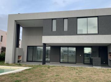 Casa · 245m² · 6 Ambientes · Casa en Venta en San Matias, Escobar, G. B. a. Zona Norte