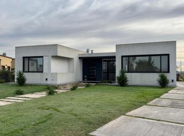Casa · 176m² · 4 Ambientes · 3 Cocheras · Casa en La Alameda