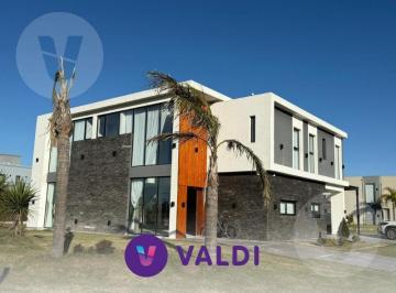 Casa · 350m² · 5 Ambientes · 1 Cochera · Casa en Venta - Barrio Lagos de Canning