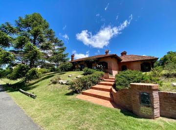 Casa · 323m² · 5 Ambientes · 1 Cochera · Casa en Montoya