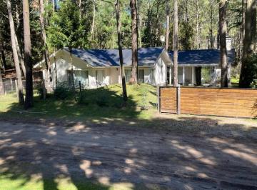 Casa · 170m² · 4 Ambientes · Linidisima Casa en Carilo Cerca del Golf, con Hermoso Bosque.