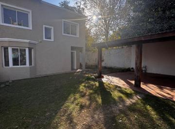Casa · 220m² · 4 Ambientes · 1 Cochera · Alquilo Casa en El Refugio, Villa Warcalde