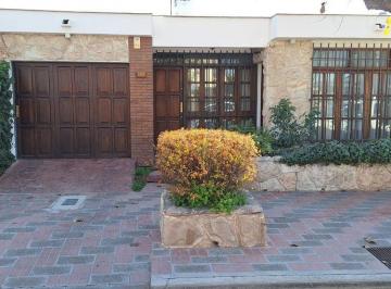 Casa · 140m² · 8 Ambientes · 2 Cocheras · Casa en Barrio Unimev