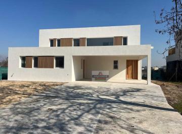 Casa · 216m² · 5 Ambientes · 2 Cocheras · Casa en El Canton Norte